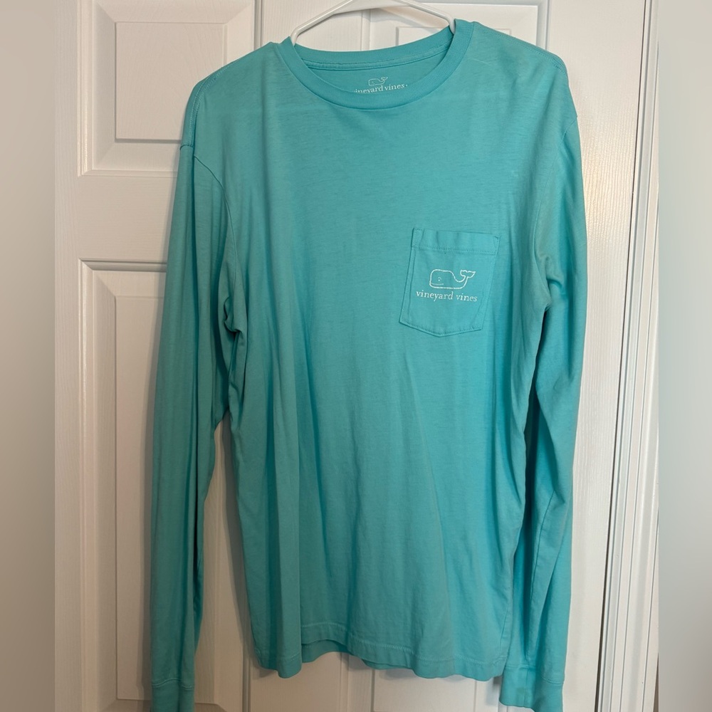 Woman’s light blue vineyard vines long sleeve shirt